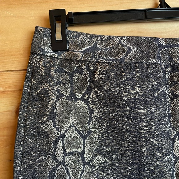 Shiny gold snakeskin mini skirt - Picture 3 of 5